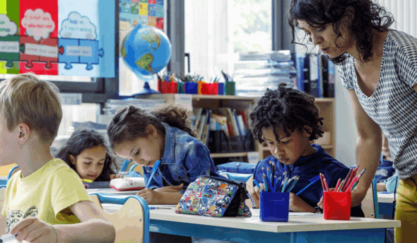 accompagnant aesh à l'école
